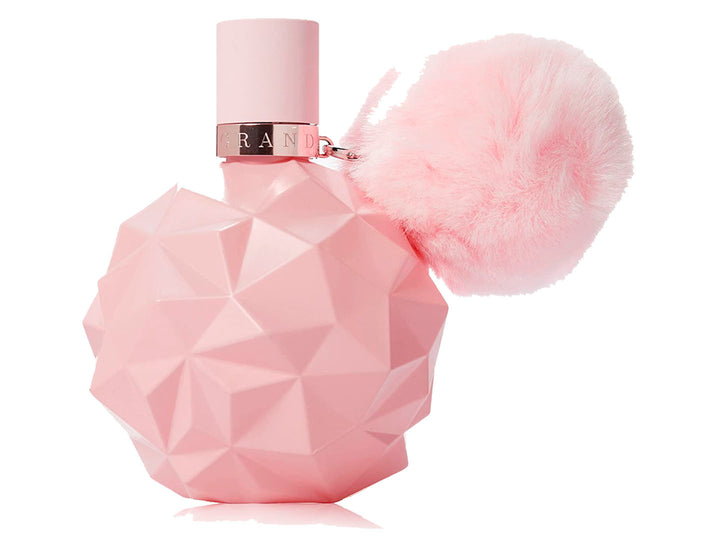 Perfume Ariana Grande Sweet Like Candy en botella rosa facetada con un pompon rosa y su caja blanca y rosa.