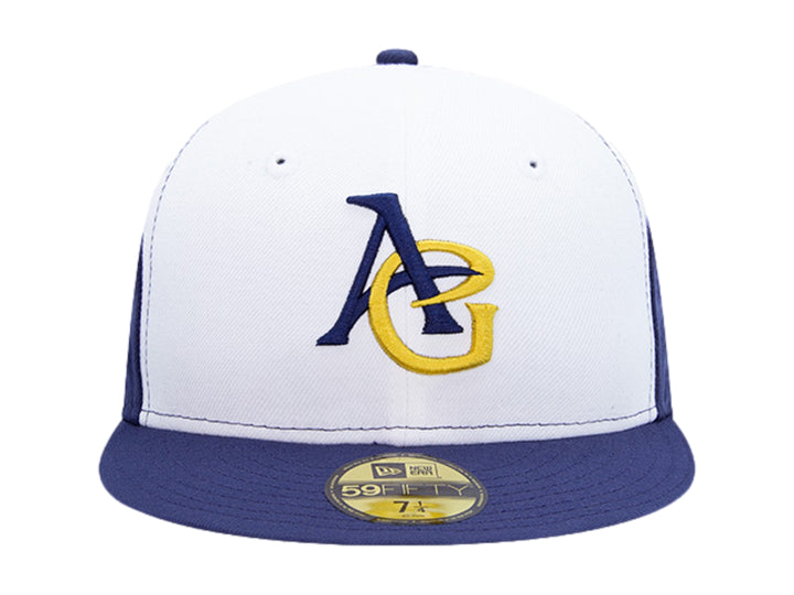Gorra de béisbol New Era blanca y azul marino con logotipo frontal en amarillo y azul.