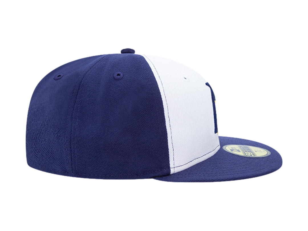 Gorra de béisbol New Era blanca y azul marino con logotipo frontal en amarillo y azul.