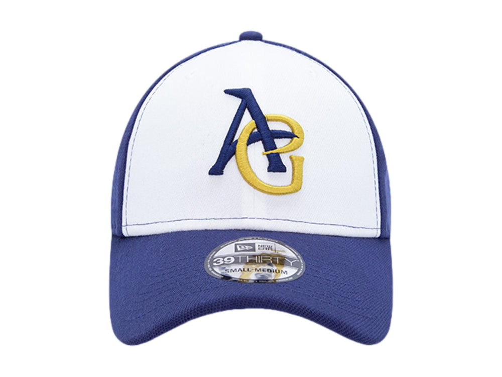Gorra de béisbol New Era en colores azul marino y blanco con logotipo bordado en el frente.