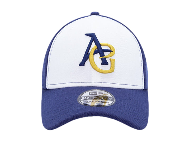 Gorra de béisbol New Era en colores azul marino y blanco con logotipo bordado en el frente.