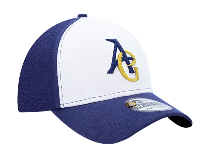Gorra de béisbol New Era en colores azul marino y blanco con logotipo bordado en el frente.