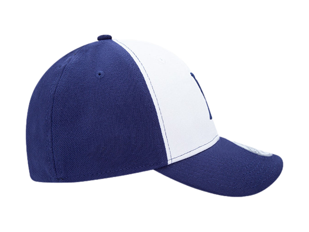 Gorra de béisbol New Era en colores azul marino y blanco con logotipo bordado en el frente.