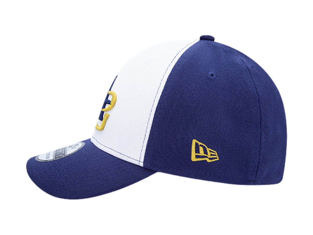 Gorra de béisbol New Era en colores azul marino y blanco con logotipo bordado en el frente.
