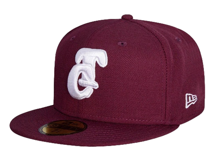 Gorra New Era color púrpura oscuro con visera plana y logotipo bordado en blanco en el frente.