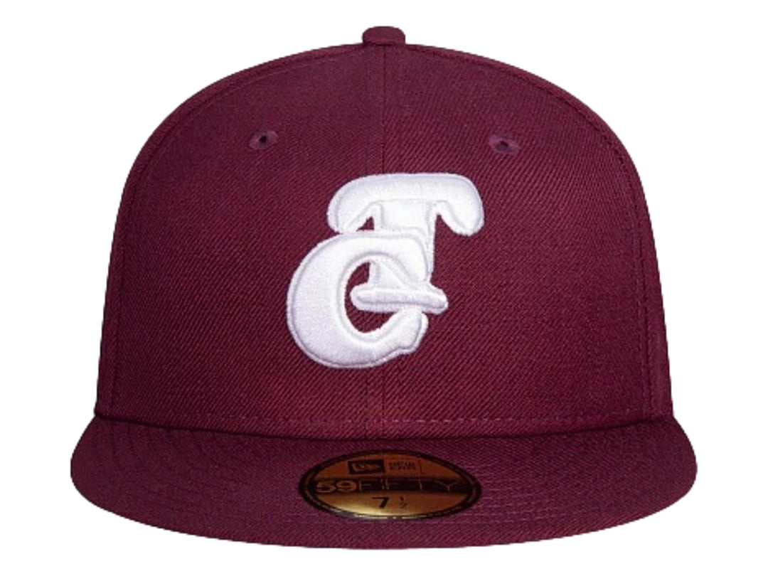 Gorra New Era color púrpura oscuro con visera plana y logotipo bordado en blanco en el frente.