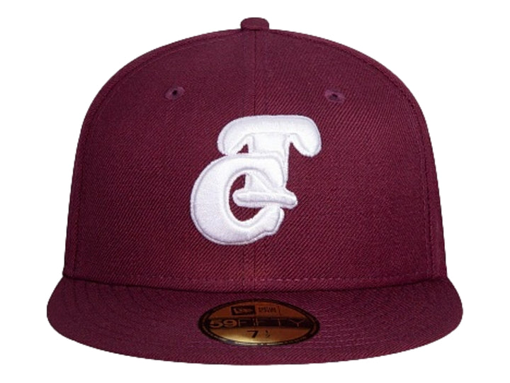 Gorra New Era color púrpura oscuro con visera plana y logotipo bordado en blanco en el frente.