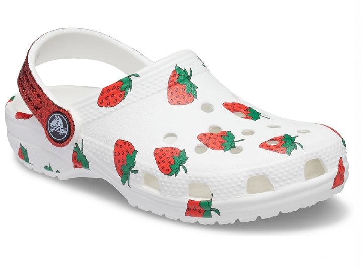 Zuecos Crocs blancos para niña con estampado de fresas y correa roja brillante.