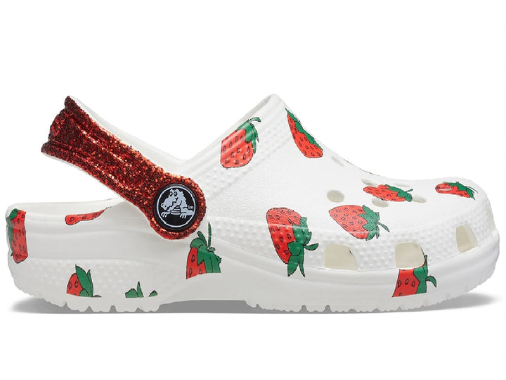 Zuecos Crocs blancos para niña con estampado de fresas y correa roja brillante.