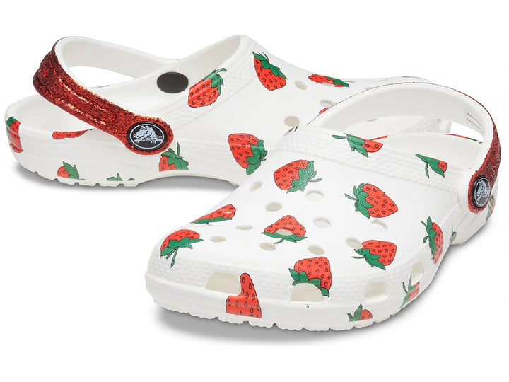 Zuecos Crocs blancos para niña con estampado de fresas y correa roja brillante.