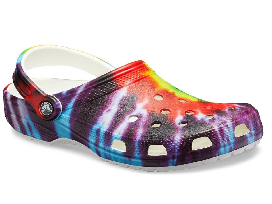 Zuecos Crocs Classic Tie-Dye para mujer con estampado multicolor y correa ajustable.