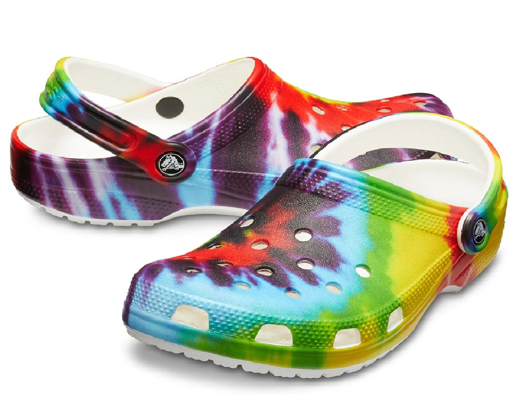 Zuecos Crocs Classic Tie-Dye para mujer con estampado multicolor y correa ajustable.