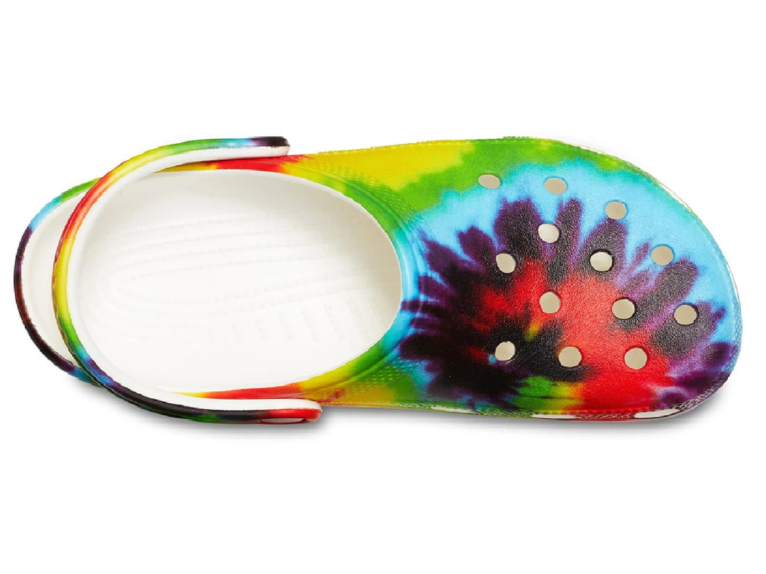 Zuecos Crocs Classic Tie-Dye para mujer con estampado multicolor y correa ajustable.