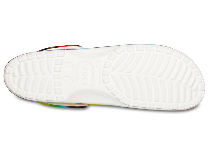 Zuecos Crocs Classic Tie-Dye para mujer con estampado multicolor y correa ajustable.