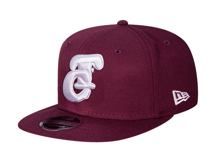 Gorra New Era color morado oscuro con logotipo bordado en blanco y visera plana.