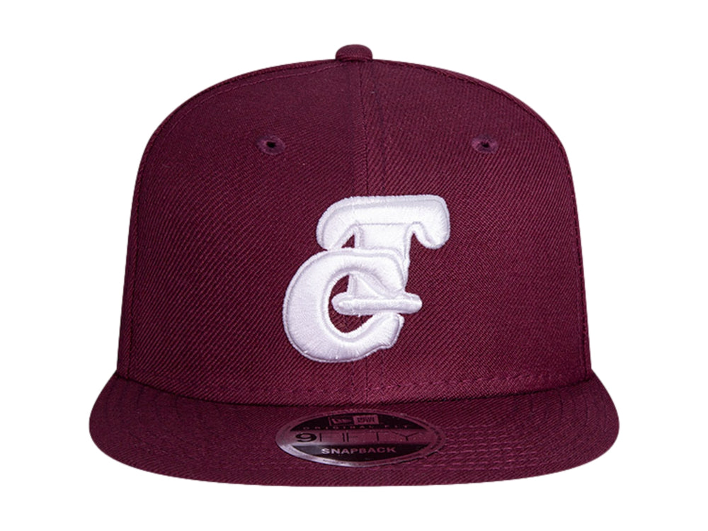 Gorra New Era color morado oscuro con logotipo bordado en blanco y visera plana.