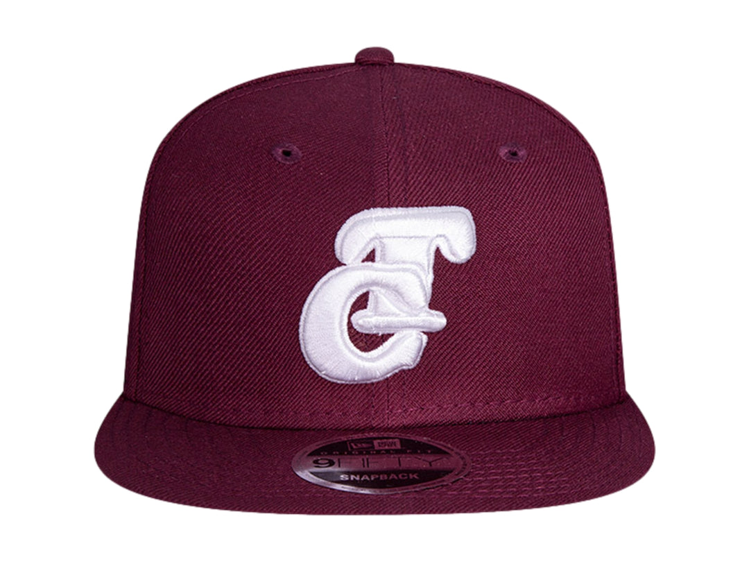 Gorra New Era color morado oscuro con logotipo bordado en blanco y visera plana.