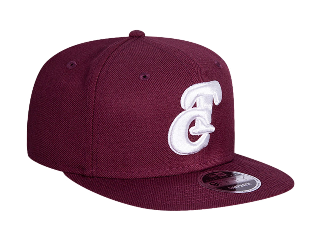 Gorra New Era color morado oscuro con logotipo bordado en blanco y visera plana.