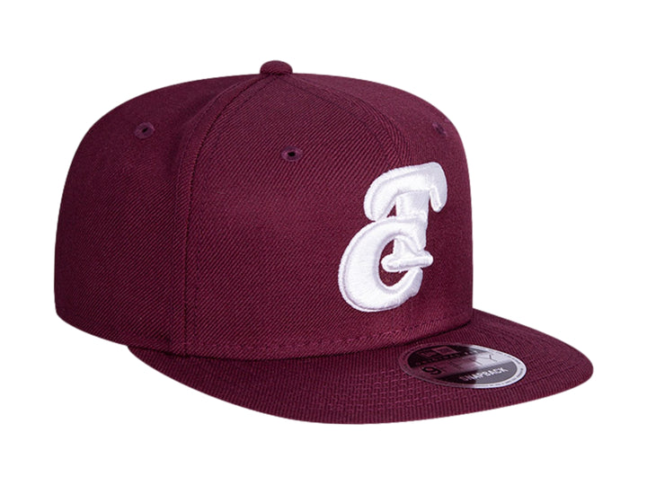 Gorra New Era color morado oscuro con logotipo bordado en blanco y visera plana.