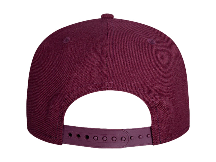 Gorra New Era color morado oscuro con logotipo bordado en blanco y visera plana.