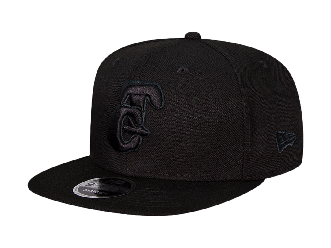 Gorra New Era de color negro con visera plana y logotipo bordado en el frente.