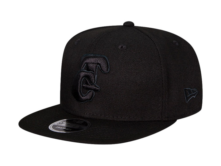 Gorra New Era de color negro con visera plana y logotipo bordado en el frente.