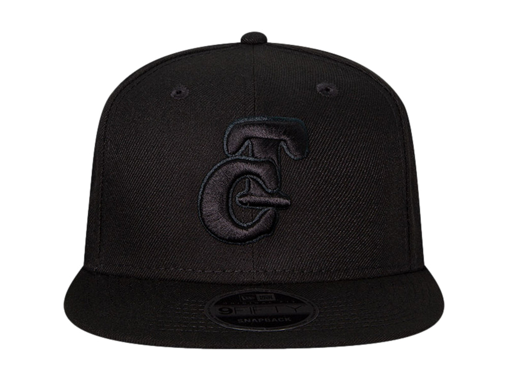 Gorra New Era de color negro con visera plana y logotipo bordado en el frente.
