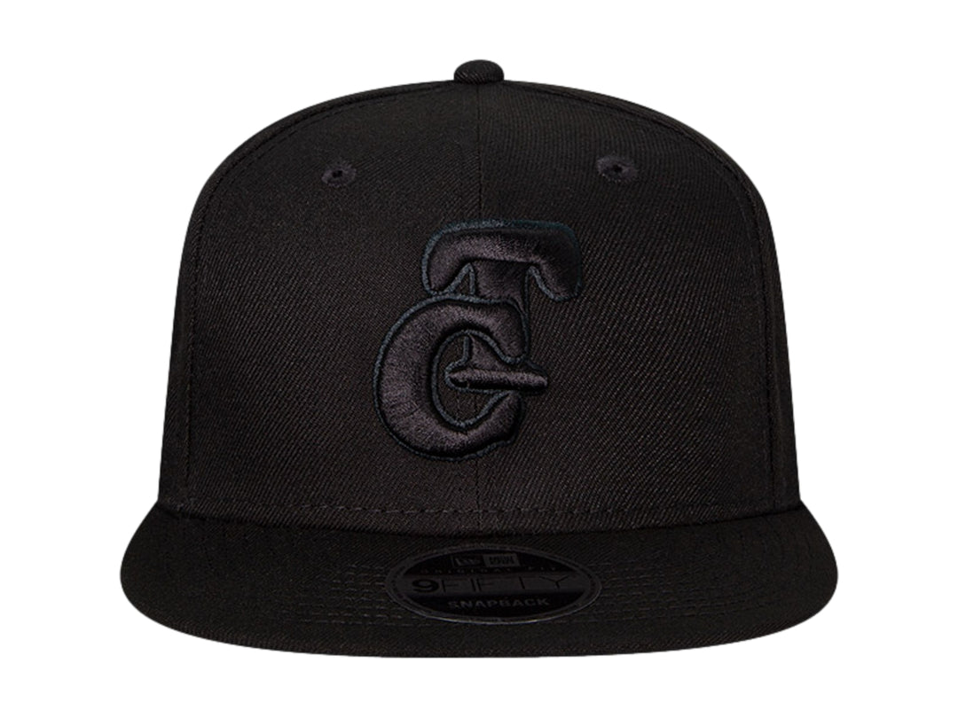 Gorra New Era de color negro con visera plana y logotipo bordado en el frente.