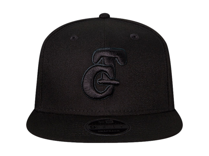 Gorra New Era de color negro con visera plana y logotipo bordado en el frente.