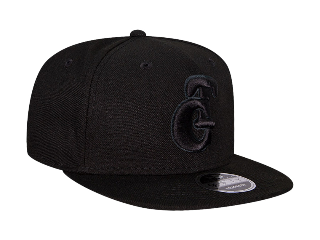 Gorra New Era de color negro con visera plana y logotipo bordado en el frente.