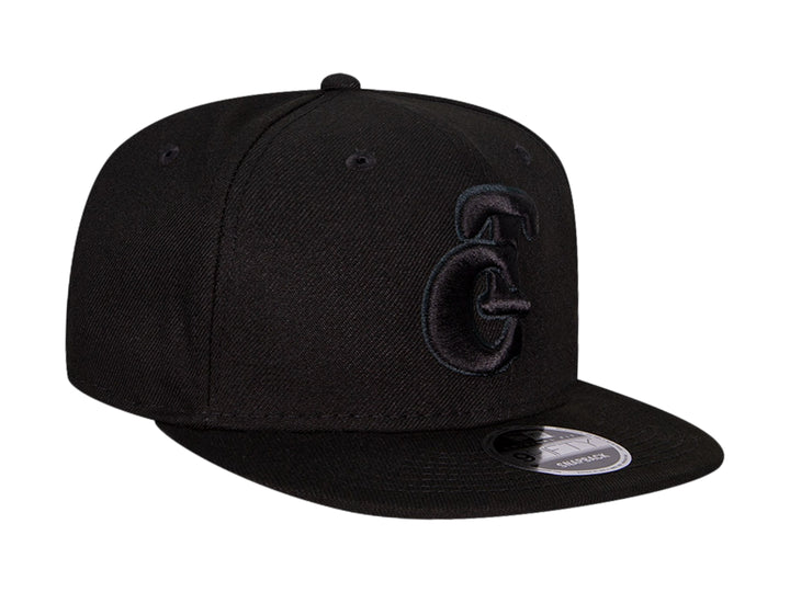 Gorra New Era de color negro con visera plana y logotipo bordado en el frente.