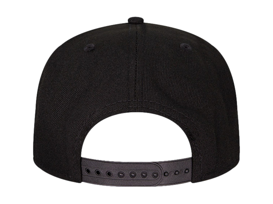 Gorra New Era de color negro con visera plana y logotipo bordado en el frente.