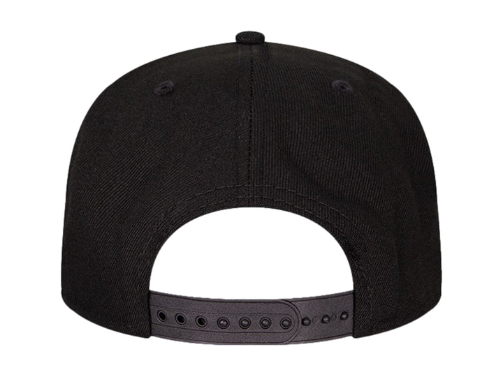 Gorra New Era de color negro con visera plana y logotipo bordado en el frente.