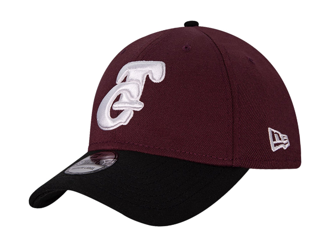 Gorra New Era de color morado oscuro con visera negra y logotipo bordado en blanco al frente.