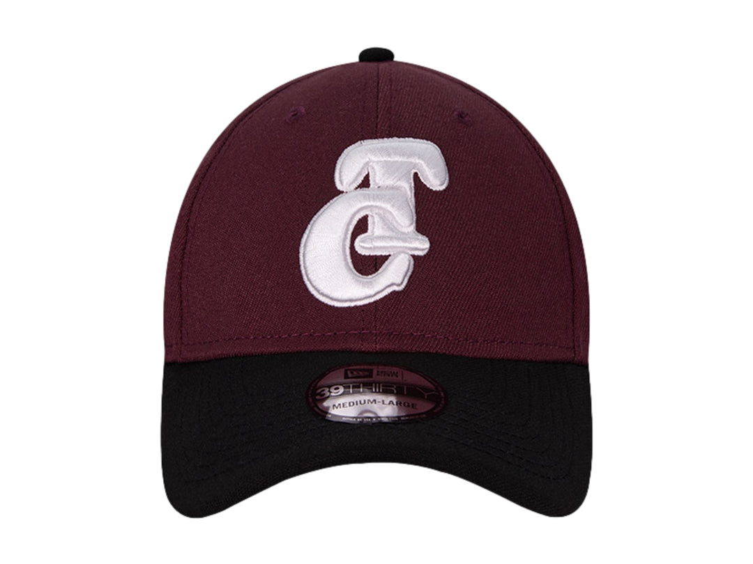 Gorra New Era de color morado oscuro con visera negra y logotipo bordado en blanco al frente.