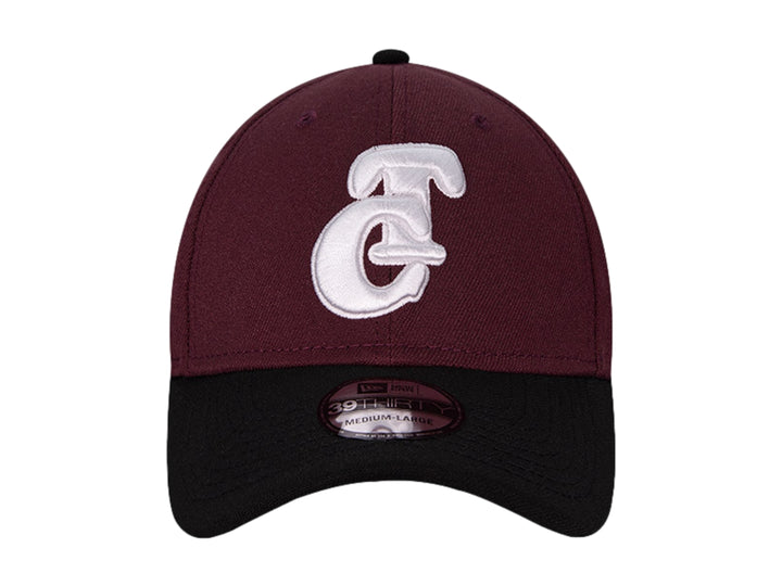 Gorra New Era de color morado oscuro con visera negra y logotipo bordado en blanco al frente.