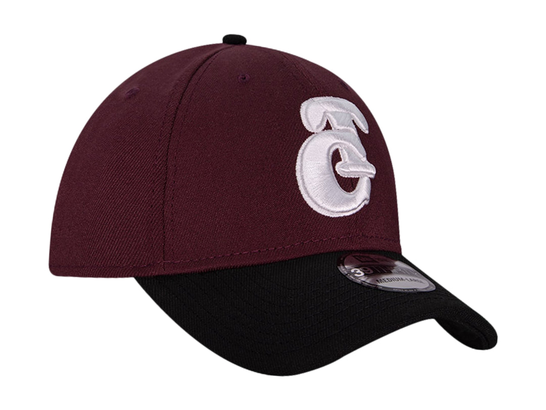 Gorra New Era de color morado oscuro con visera negra y logotipo bordado en blanco al frente.