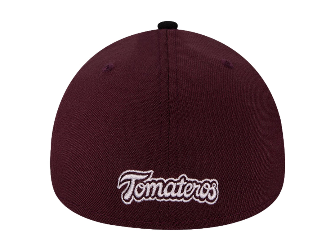 Gorra New Era de color morado oscuro con visera negra y logotipo bordado en blanco al frente.