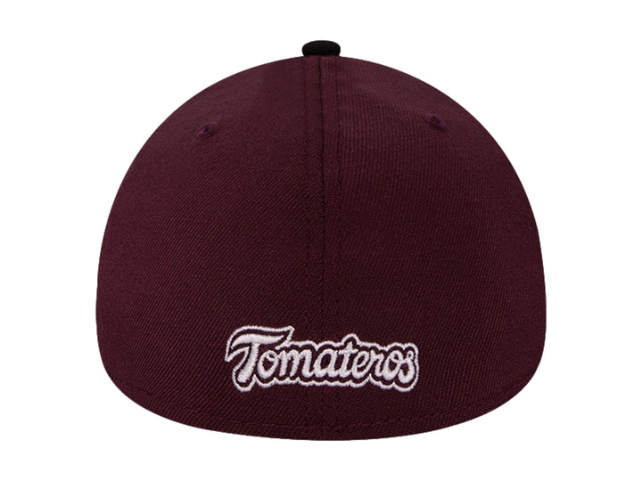 Gorra New Era de color morado oscuro con visera negra y logotipo bordado en blanco al frente.