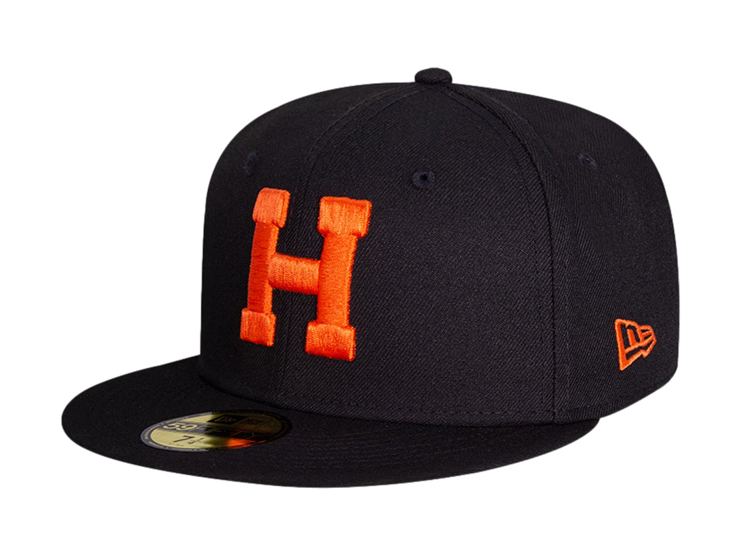 Gorra de béisbol New Era color negro con letra H bordada en naranja y visera plana.