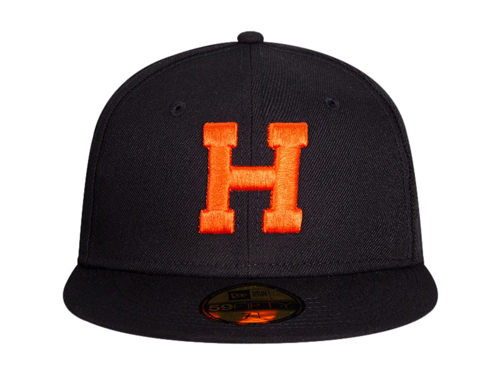 Gorra de béisbol New Era color negro con letra H bordada en naranja y visera plana.