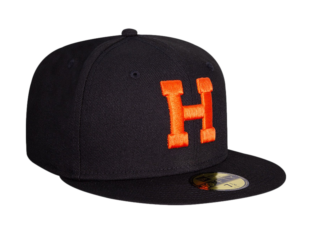 Gorra de béisbol New Era color negro con letra H bordada en naranja y visera plana.