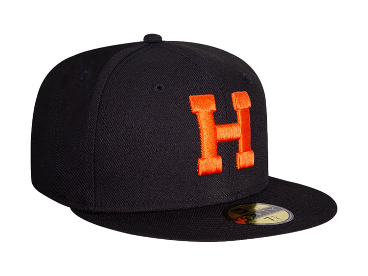 Gorra de béisbol New Era color negro con letra H bordada en naranja y visera plana.