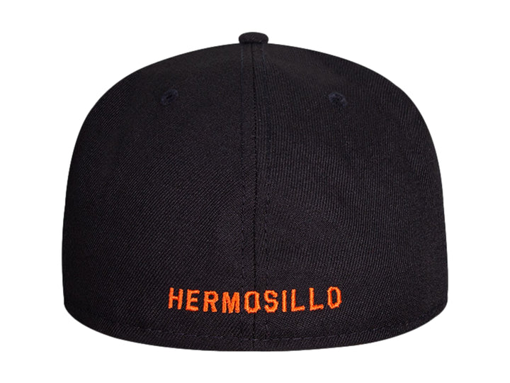 Gorra de béisbol New Era color negro con letra H bordada en naranja y visera plana.
