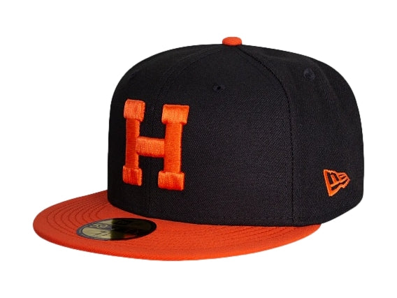 Gorra de béisbol New Era color negro con visera y letra H bordada en color naranja.