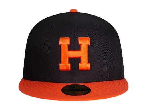 Gorra de béisbol New Era color negro con visera y letra H bordada en color naranja.