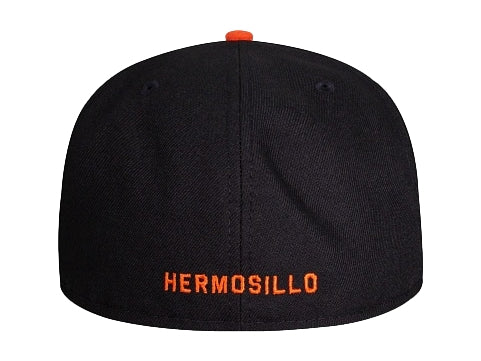 Gorra de béisbol New Era color negro con visera y letra H bordada en color naranja.