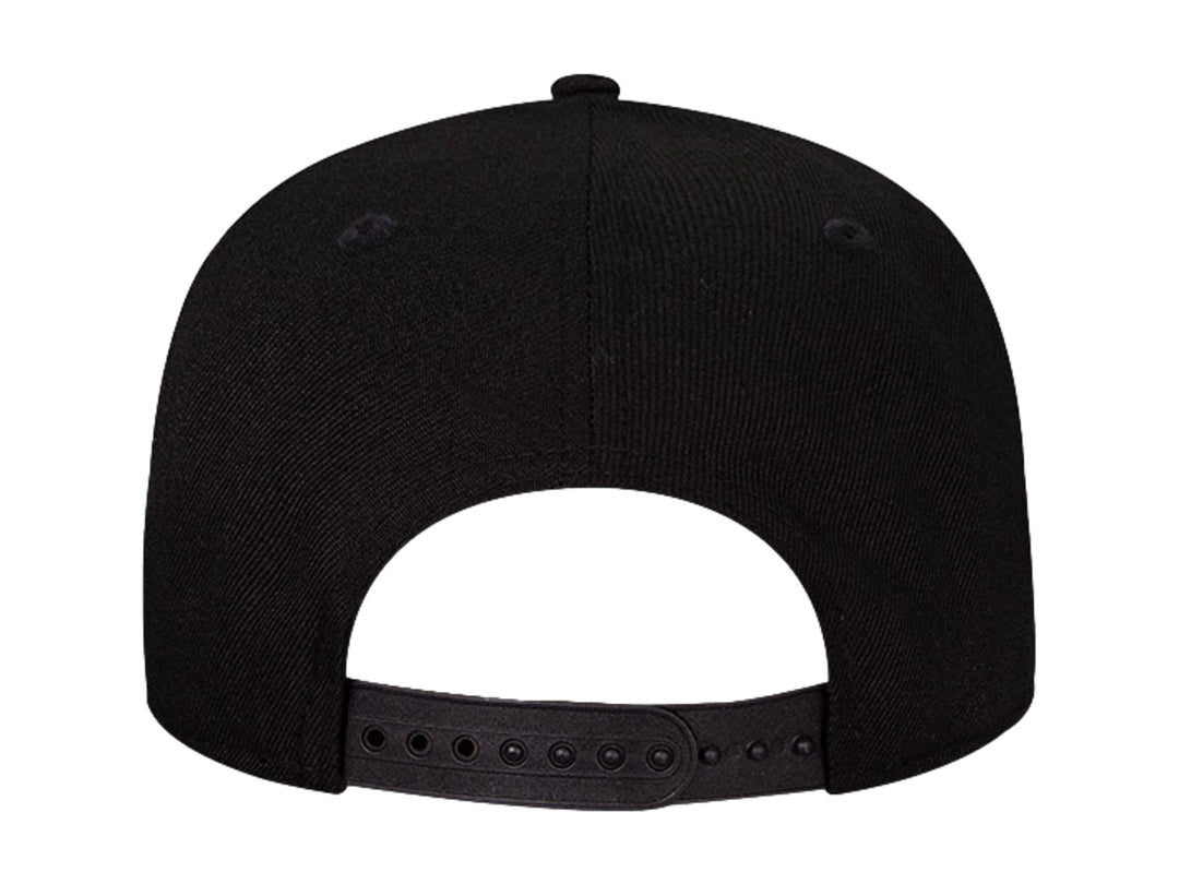 Gorra de béisbol New Era color negro con letra H bordada en naranja y visera plana.