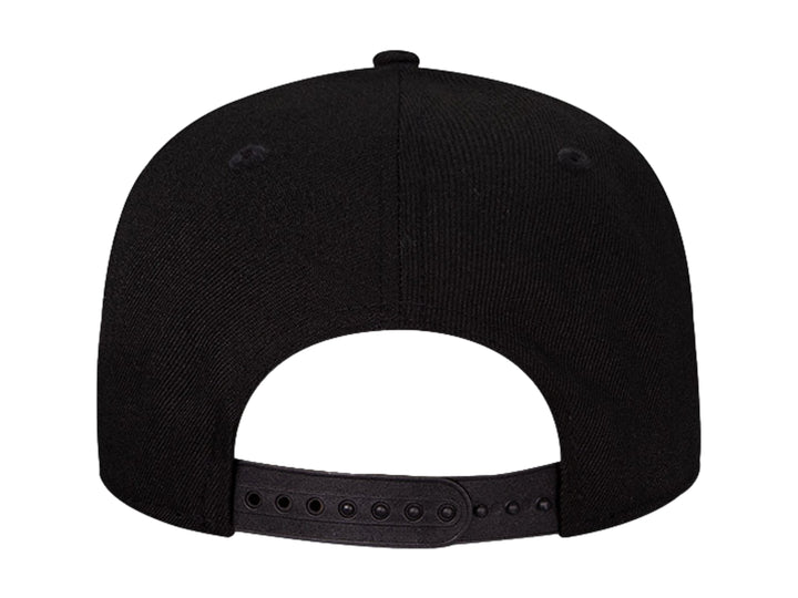 Gorra de béisbol New Era color negro con letra H bordada en naranja y visera plana.