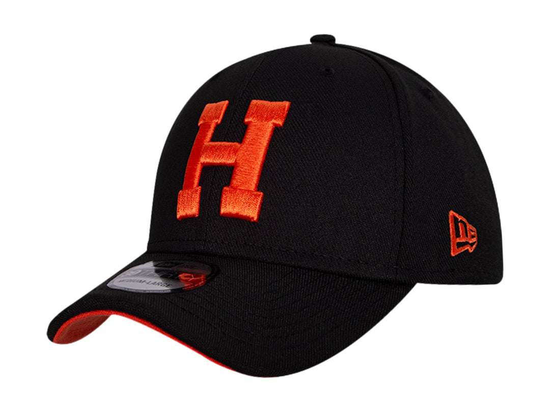 Gorra de béisbol New Era color negro con letra H y logotipo bordados en color naranja.